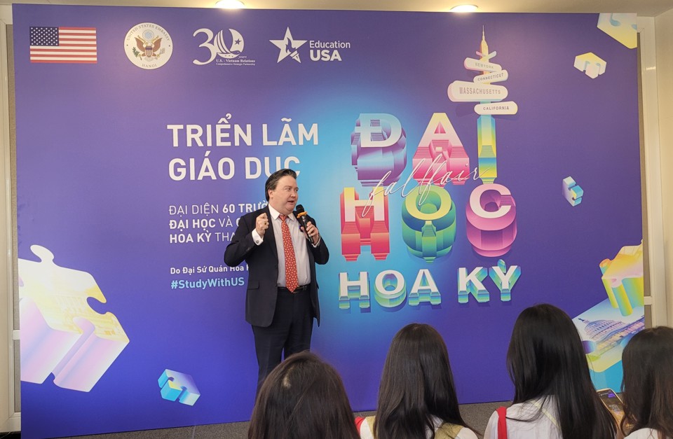 Đại sứ Mỹ tại Việt Nam Marc Knapper ph&aacute;t biểu khai mạc&nbsp;Triển l&atilde;m Gi&aacute;o dục Mỹ EducationUSA 2024. Ảnh: Việt Anh