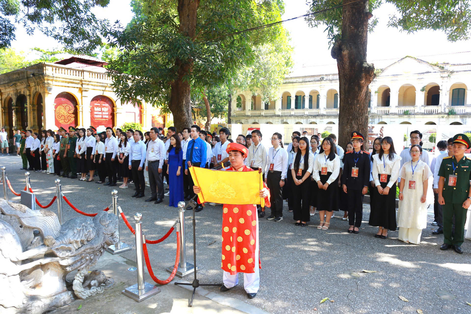 C&aacute;c thủ khoa&nbsp;dự lễ d&acirc;ng hương v&agrave; b&aacute;o c&ocirc;ng tại Điện K&iacute;nh Thi&ecirc;n, Khu di t&iacute;ch Ho&agrave;ng Th&agrave;nh Thăng Long