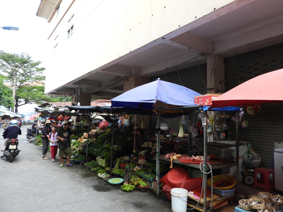 Phần đất khoảng l&ugrave;i x&acirc;y dựng sử dụng chung quanh 4 mặt của chung cư An B&igrave;nh, vốn d&agrave;nh cho cư d&acirc;n, đang bị lấn chiếm v&agrave; cho thu&ecirc; bu&ocirc;n b&aacute;n, g&acirc;y cản trở lối v&agrave;o của cư d&acirc;n. Ảnh: L&acirc;m Thiện.