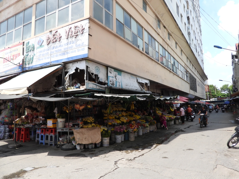 Đất sử dụng chung l&agrave;m lối đi cho cư d&acirc;n, lối ra v&agrave;o của c&aacute;c ki-ốt hiện đang bị bịt k&iacute;n bởi những gian h&agrave;ng. Ảnh: L&acirc;m Thiện.