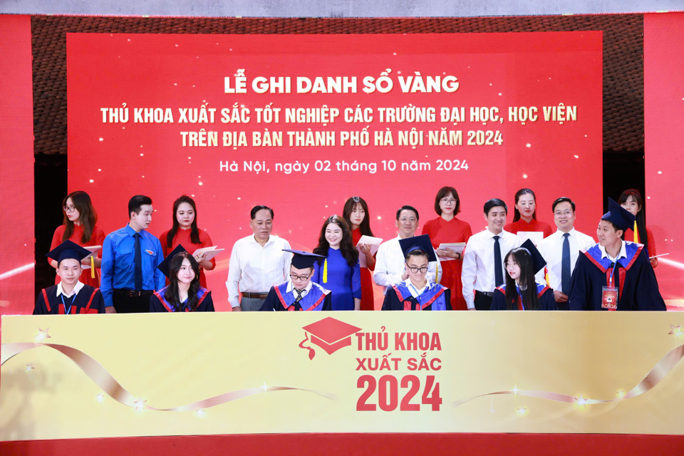 C&aacute;c thủ khoa ghi danh v&agrave;o Sổ v&agrave;ng Thủ khoa xuất sắc năm 2024