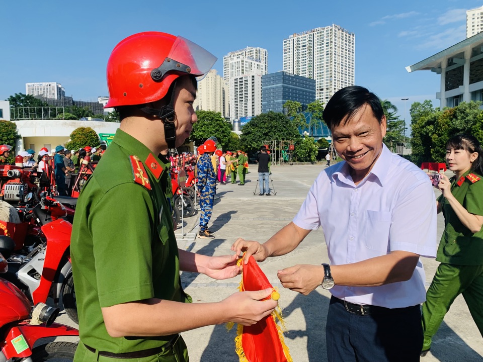 Ph&oacute; Chủ tịch UBND quận Thanh Xu&acirc;n Đặng Kh&aacute;nh H&ograve;a trao cờ lưu niệm cho c&aacute;c đội thi