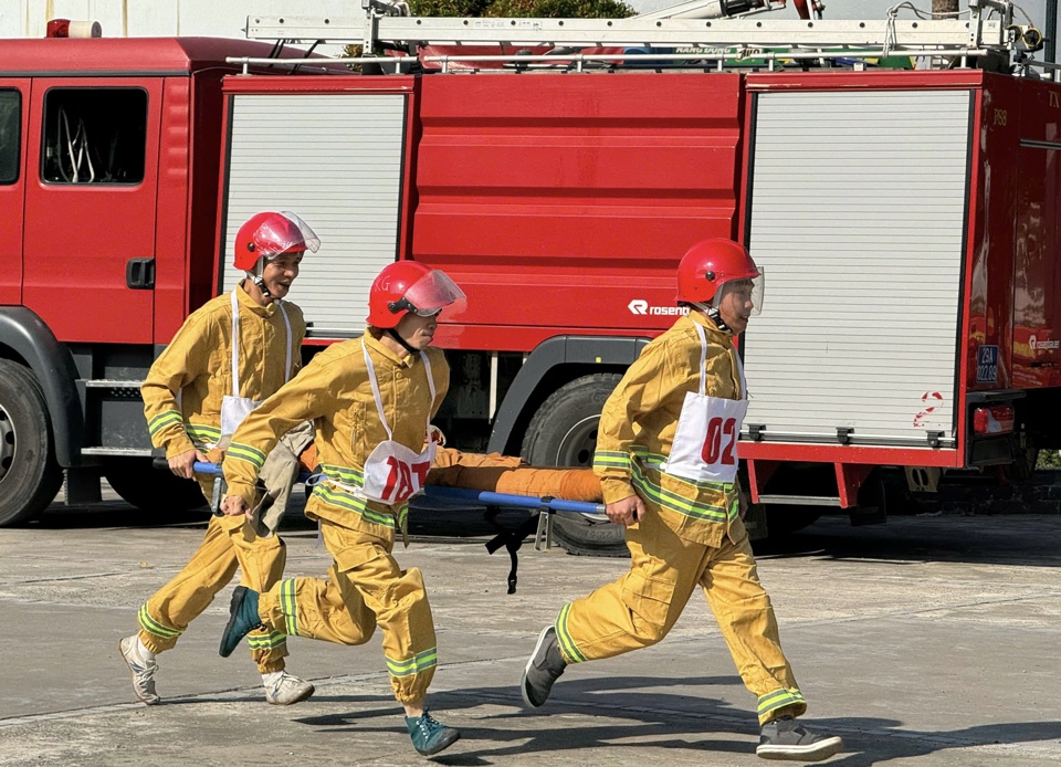 Thực h&agrave;nh c&aacute;c t&igrave;nh huống tại Hội thi&nbsp;chữa ch&aacute;y, cứu người, cứu t&agrave;i sản&nbsp;