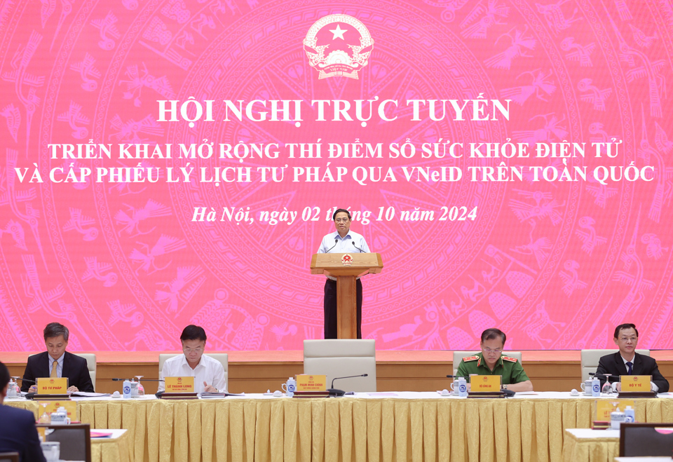 Thủ tướng Phạm Minh Ch&iacute;nh đ&aacute;nh gi&aacute; Hội nghị đ&aacute;nh dấu một bước quan trọng trong qu&aacute; tr&igrave;nh chuyển đổi số quốc gia, triển khai c&aacute;c dịch vụ thiết yếu cho người d&acirc;n - Ảnh: VGP/Nhật Bắc