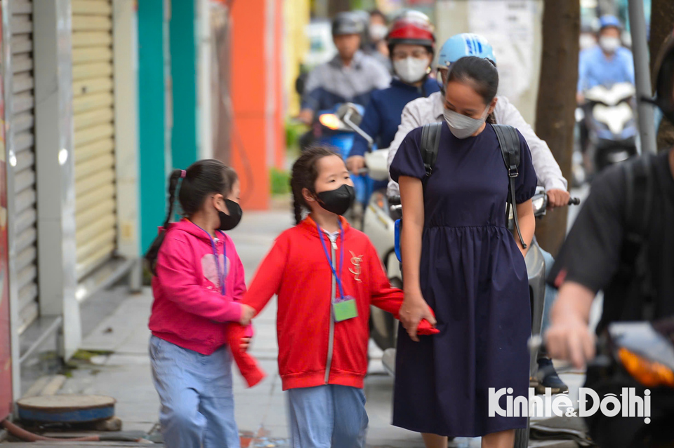 Hà Nội: Người dân đón không khí lạnh đầu tiên trong năm - Ảnh 2