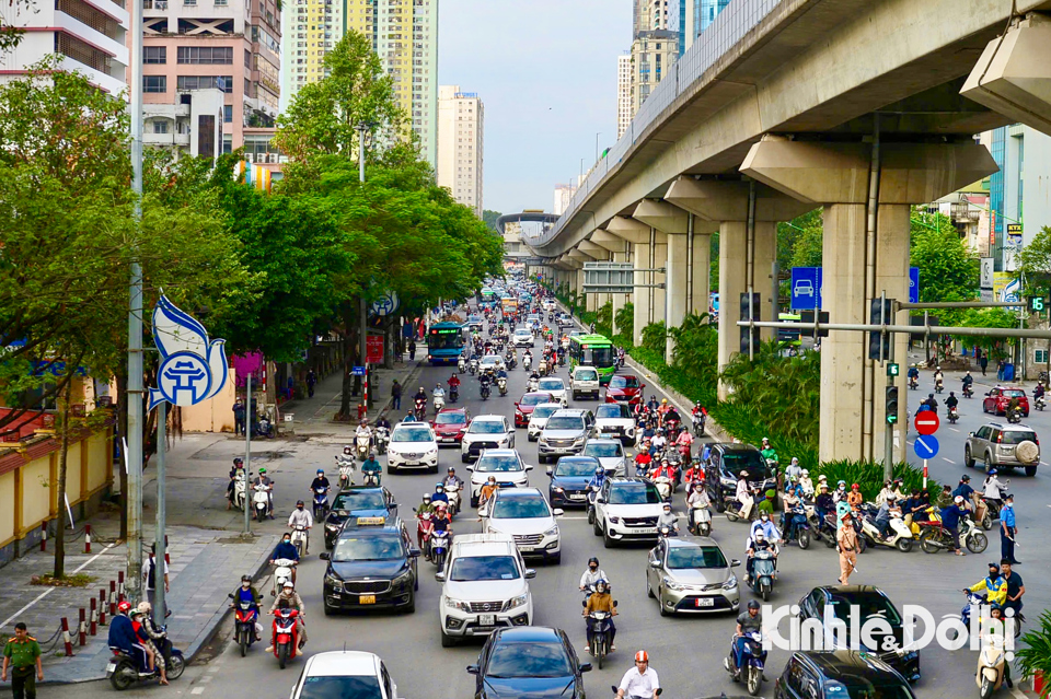 Theo Trung t&acirc;m Dự b&aacute;o Kh&iacute; tượng Thủy văn Quốc gia, tại khu vực H&agrave; Nội kh&ocirc;ng kh&iacute; lạnh tr&agrave;n về, thời tiết nhiều m&acirc;y, kh&ocirc;ng mưa, trưa chiều giảm m&acirc;y trời nắng. Gi&oacute; đ&ocirc;ng bắc cấp 2-3. Trời chuyển m&aacute;t. Nhiệt độ thấp nhất từ : 21-23 độ. Nhiệt độ cao nhất từ : 27-29 độ.