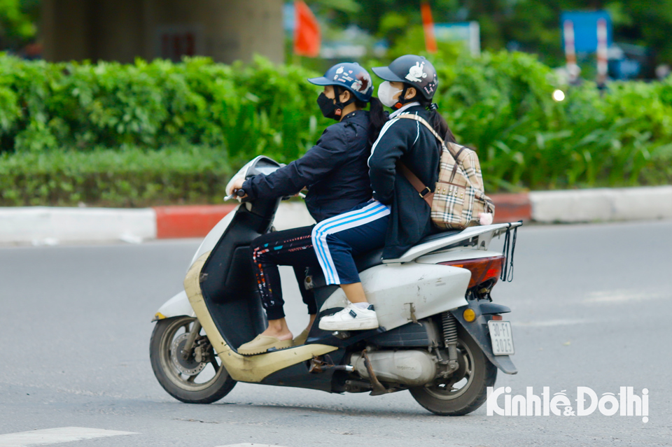 Nhiều người d&acirc;n s&aacute;ng sớm đi l&agrave;m đ&atilde; cảm nhận được những cơn lạnh đầu m&ugrave;a sau chuỗi ng&agrave;y trời thu m&aacute;t mẻ, dễ chịu.