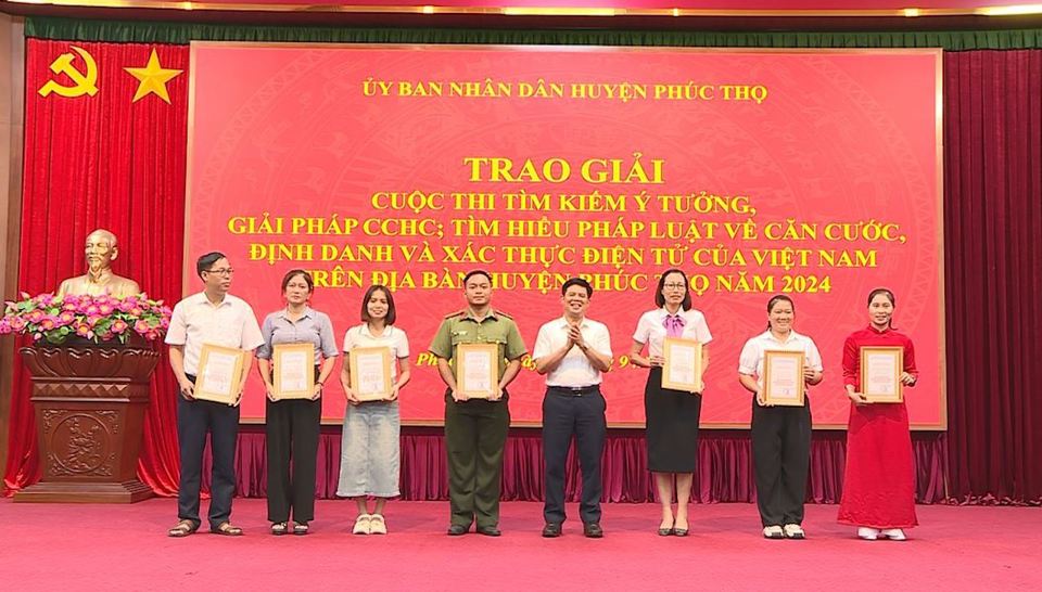 C&ocirc;ng t&aacute;c động vi&ecirc;n, khen thưởng trong lĩnh vực cải c&aacute;ch h&agrave;nh ch&iacute;nh được huyện Ph&uacute;c Thọ quan t&acirc;m, thực hiện thường xuy&ecirc;n, kịp thời.