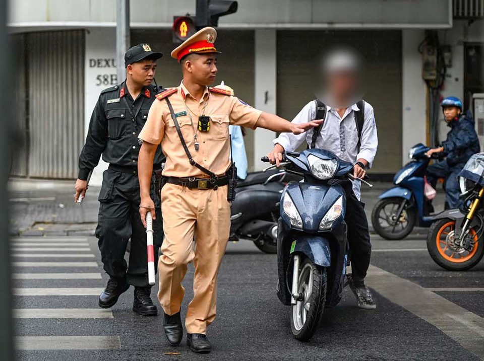 Tổ công tác đặc biệt xử lý vi phạm an toàn giao thông tại nút giao Bà Triệu - Trần Hưng Đạo (quận Hoàn Kiếm). Ảnh: Tô Thế