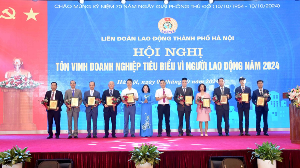 C&aacute;c đại biểu trao&nbsp;Bảng v&agrave;ng t&ocirc;n vinh v&agrave; tặng hoa tới&nbsp;&ldquo;10 doanh nghiệp ti&ecirc;u biểu v&igrave; người lao động"&nbsp;năm 2024