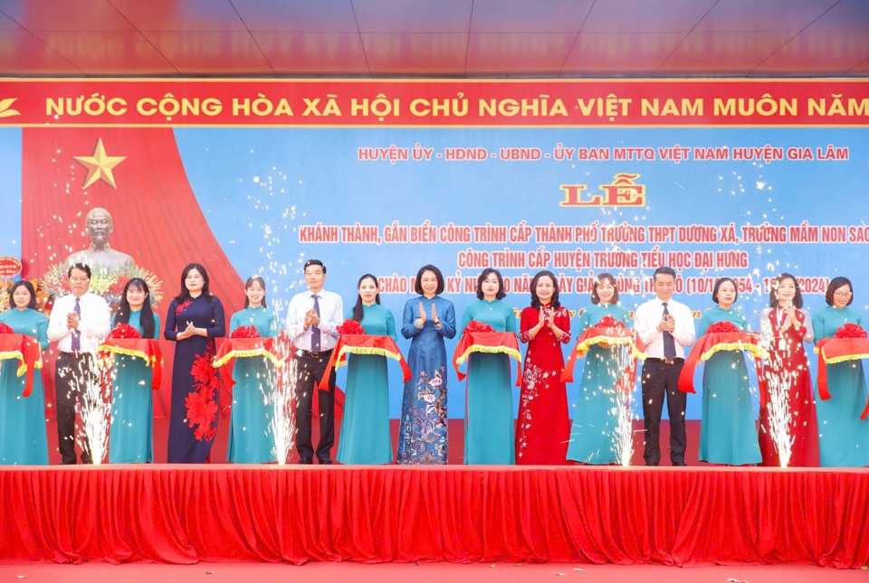 Ph&oacute; Chủ tịch UBND TP Vũ Thu H&agrave; c&ugrave;ng c&aacute;c đại biểu kh&aacute;nh th&agrave;nh c&ocirc;ng tr&igrave;nh kỷ niệm 70 năm Giải ph&oacute;ng Thủ đ&ocirc; tại Trường mầm non Sao Khu&ecirc;.