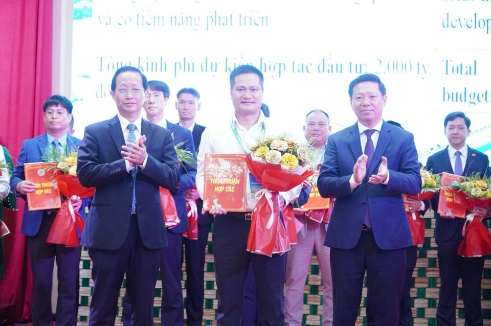 &Ocirc;ng Trần Thanh L&acirc;m - Ph&oacute; B&iacute; thư thường trực tỉnh ủy (b&ecirc;n phải) v&agrave; &ocirc;ng Nguyễn Tr&uacute;c Sơn - Ph&oacute;&nbsp; Chủ tịch thường trực UBND tỉnh trao thỏa thuận hợp t&aacute;c cho nh&agrave; đầu tư.