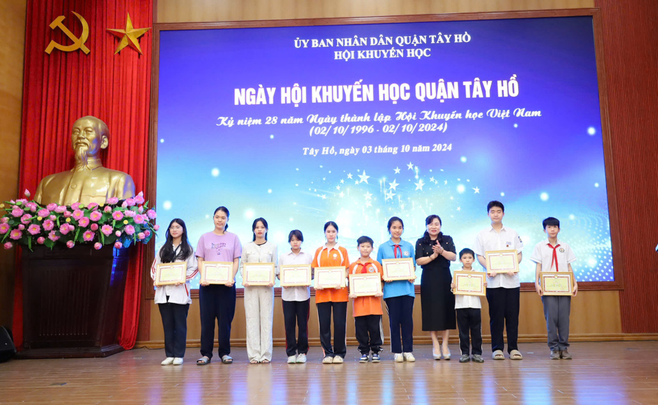 L&atilde;nh đạo quận T&acirc;y Hồ trao khen thưởng cho c&aacute;c học sinh c&oacute; th&agrave;nh t&iacute;ch cao trong học tập, truyền cảm hứng về văn ho&aacute; đọc trong học sinh, sinh vi&ecirc;n.