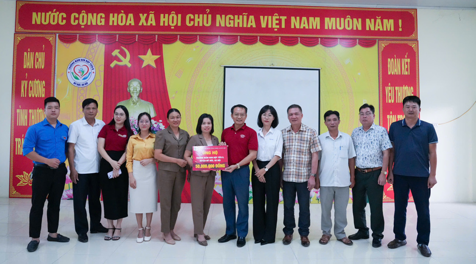 Báo Kinh tế & Đô thị và Trường Cao đẳng Công nghệ cao Hà Nội trao quà cho thầy trò Trường Mầm non Hợp Tiến B. Ảnh: Khánh Huy