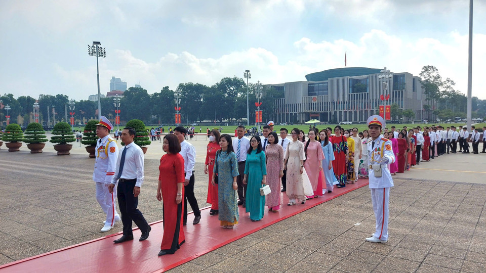 Đo&agrave;n đại biểu Đảng ủy Khối c&aacute;c cơ quan TP H&agrave; Nội v&agrave;o Lăng viếng Chủ tịch Hồ Ch&iacute; Minh