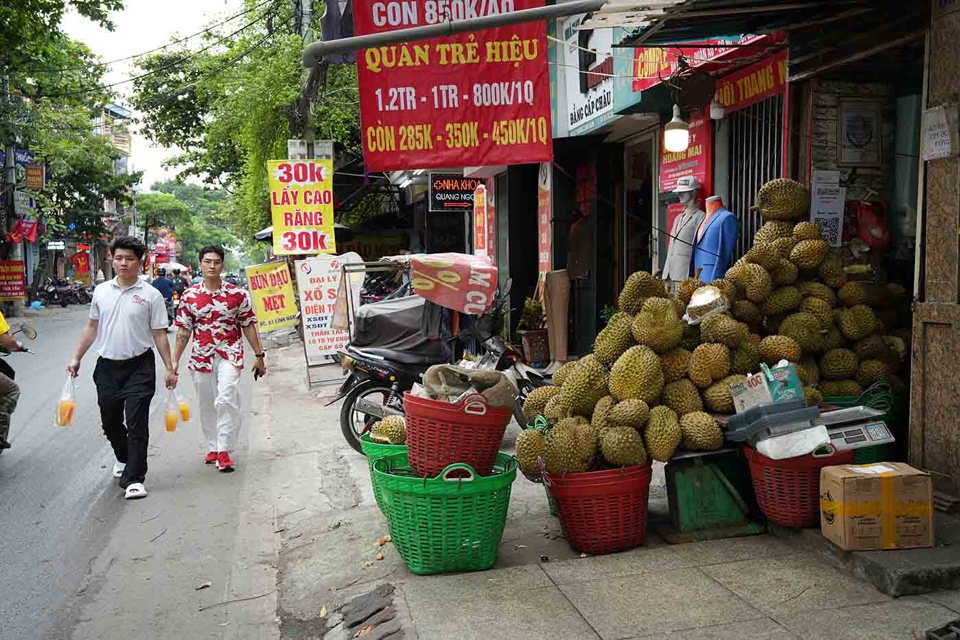 Người d&acirc;n phải đi bộ dưới l&ograve;ng đường. Ảnh: Hữu Ch&aacute;nh