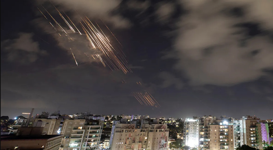 Hệ thống phòng khôngVòm Sắt của Israel đánh chặn các tên lửa,rocketIran. Ảnh: Reuters