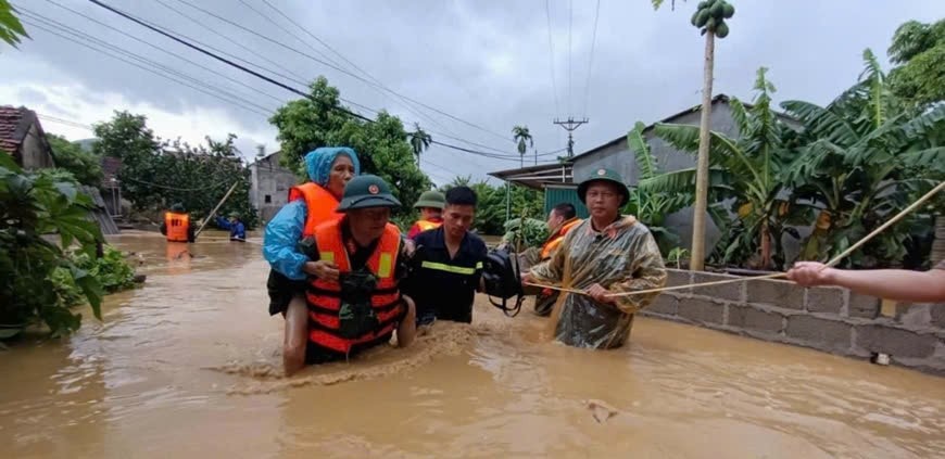 Lực lượng qu&acirc;n đội dầm m&igrave;nh trong mưa lũ cứu gi&uacute;p nh&acirc;n d&acirc;n tại thị trấn Đồng Mỏ, huyện Chi Lăng, tỉnh Lạng Sơn. Ảnh: QĐND