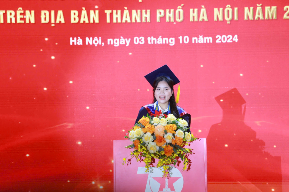 Thủ khoa Vũ Thu Hằng (Đại học Ngoại ngữ, Đại học Quốc gia H&agrave; Nội) ph&aacute;t biểu tại lễ tuy&ecirc;n dương