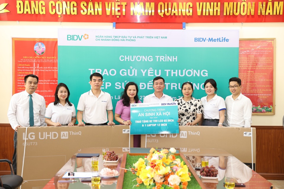 Đại diện BIDV MetLife trực tiếp đến thăm v&agrave; trao qu&agrave; cho điểm trường THPT An L&atilde;o - Hải Ph&ograve;ng.