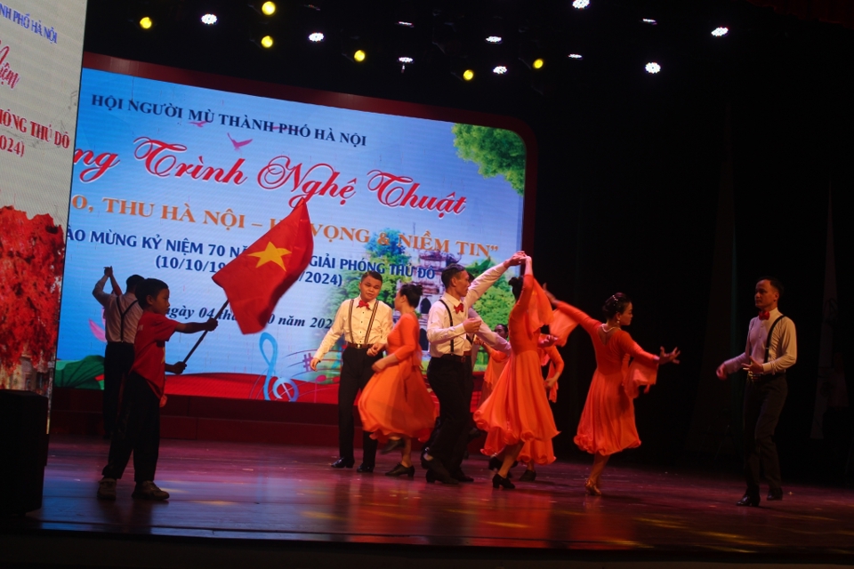 C&aacute;c vận động vi&ecirc;n khi&ecirc;u vũ thể thao d&agrave;nh cho người khiếm thị từ CLB Solar Dance, t&aacute;i hiện h&igrave;nh ảnh cờ hoa trong Ng&agrave;y Thủ đ&ocirc; vang danh kh&uacute;c ca khải ho&agrave;n. Ảnh: Mộc Mi&ecirc;n