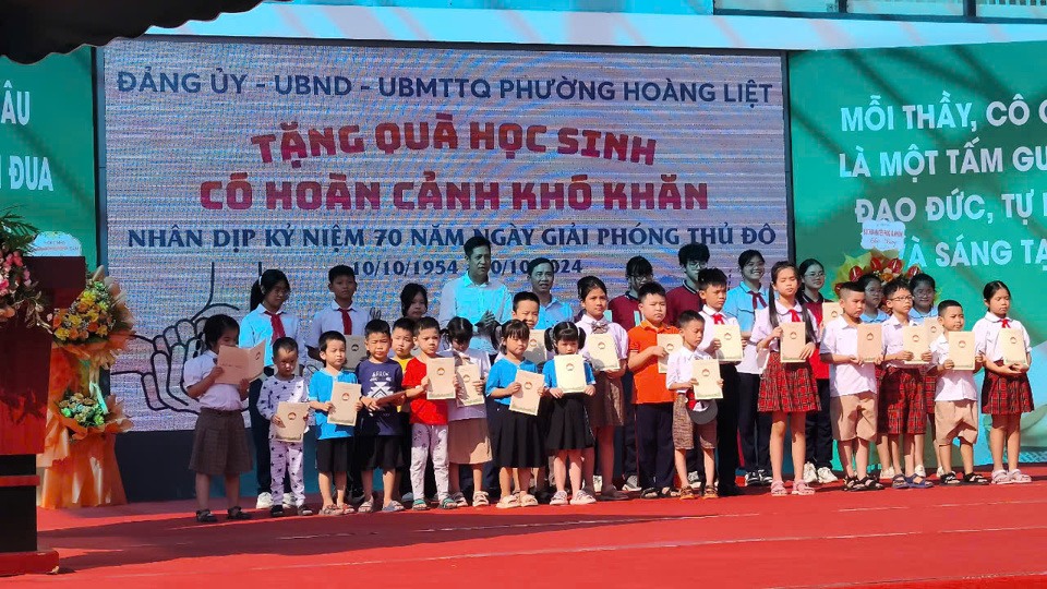 UBND, Ủy ban Mặt trận Tổ quốc phường Ho&agrave;ng Liệt đ&atilde; trao 35 phần qu&agrave; cho c&aacute;c em học sinh mầm non, tiểu học c&oacute; ho&agrave;n cảnh kh&oacute; khăn tr&ecirc;n địa b&agrave;n. Ảnh TA