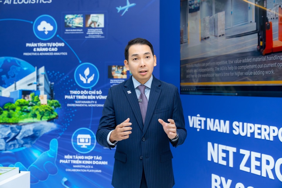 Tiến sĩ Yap Kwong Weng, CEO Việt Nam SuperPort&trade; thuyết tr&igrave;nh về tương lai &ldquo;si&ecirc;u cảng&rdquo;.