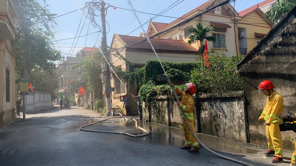 Lực lượng PCCC x&atilde; Minh Khai thực hiện m&agrave;n diễn tập chữa ch&aacute;y.