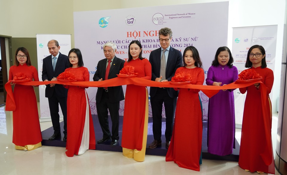 Trưởng Đại diện UNESCO tại Việt Nam Jonathan Baker, nguy&ecirc;n Bộ trưởng Bộ Khoa học &amp; C&ocirc;ng nghệ Nguyễn Qu&acirc;n c&ugrave;ng c&aacute;c đại biểu cắt băng khai trương&nbsp;Triển l&atilde;m sản phẩm khoa học v&agrave; c&ocirc;ng nghệ của c&aacute;c nh&agrave; khoa học nữ tại Hội nghị&nbsp;NWES-APNN 2024. Ảnh: Việt Anh&nbsp;