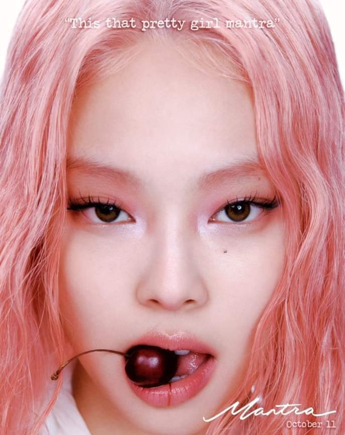 Trước đ&oacute;, poster hồng rực rỡ của Jennie BlackPink cho single "Mantra" cũng khiến kh&aacute;n giả ấn tượng.