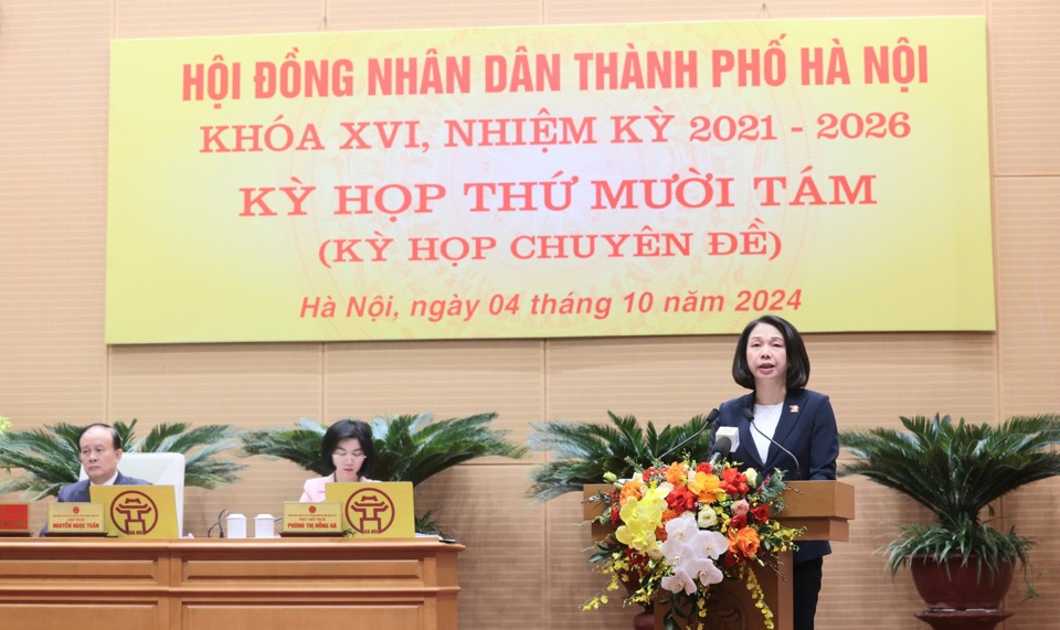 Phó Chủ tịch UBND thành ph&ocirc;́ H&agrave; Nội Vũ Thu Hà trình bày Tờ trình tại kỳ họp