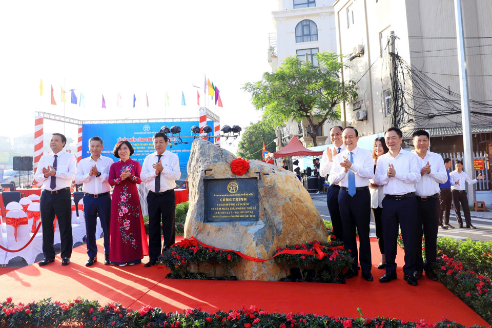 L&atilde;nh đạo HĐND, UBND TP H&agrave; Nội gắn biển C&ocirc;ng tr&igrave;nh ch&agrave;o mừng 70 năm ng&agrave;y Giải ph&oacute;ng Thủ đ&ocirc; cho hai tuyến đường An Dương, &Acirc;u Cơ