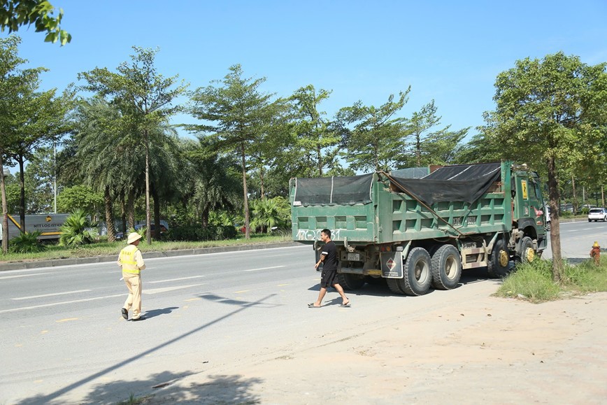 Hà Nội: tuần tra lưu động xử phạt xe quá khổ, quá tải - Ảnh 6