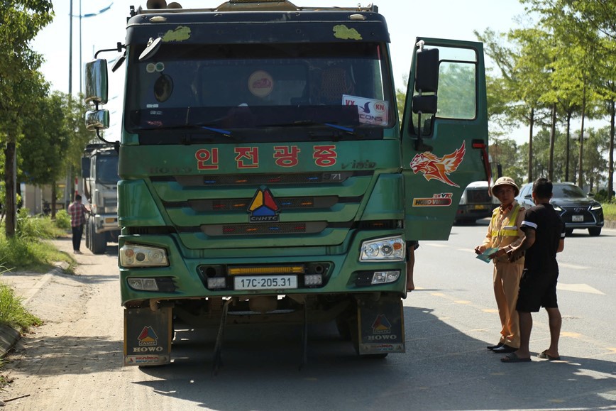 Hà Nội: tuần tra lưu động xử phạt xe quá khổ, quá tải - Ảnh 1