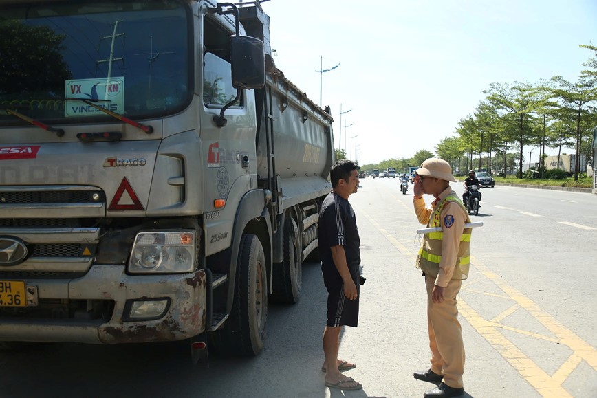 Hà Nội: tuần tra lưu động xử phạt xe quá khổ, quá tải - Ảnh 4