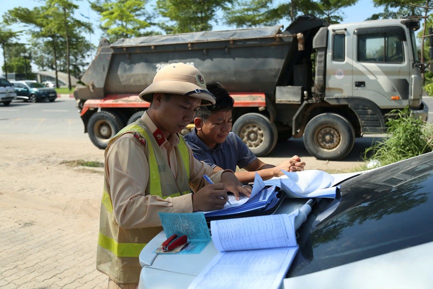 Hà Nội: tuần tra lưu động xử phạt xe quá khổ, quá tải - Ảnh 8