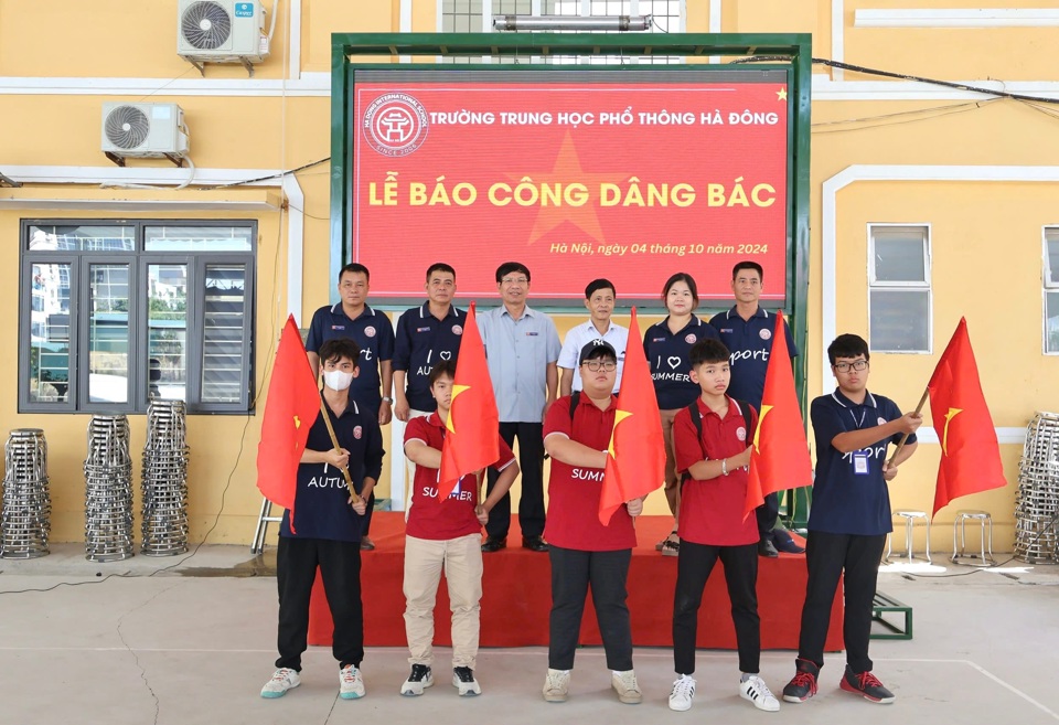 Đại diện Ban gi&aacute;m hiệu Trường THPT H&agrave; Đ&ocirc;ng v&agrave; học sinh th&ocirc;ng qua chương tr&igrave;nh Lễ b&aacute;o c&ocirc;ng d&acirc;ng B&aacute;c.