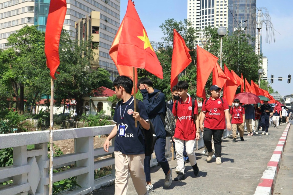 H&igrave;nh ảnh học sinh Trường THPT H&agrave; Đ&ocirc;ng trong bộ đồng phục trang trọng, tay cầm cờ Tổ quốc, chấp h&agrave;nh luật ATGT đường bộ đ&atilde; để lại ấn tượng đẹp trong mắt người d&acirc;n.