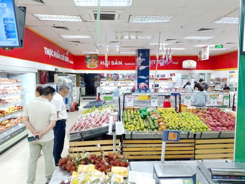 Khách hàng mua sắm tại siêu thị Winmart Hà Đông. Ảnh: Văn Biên  