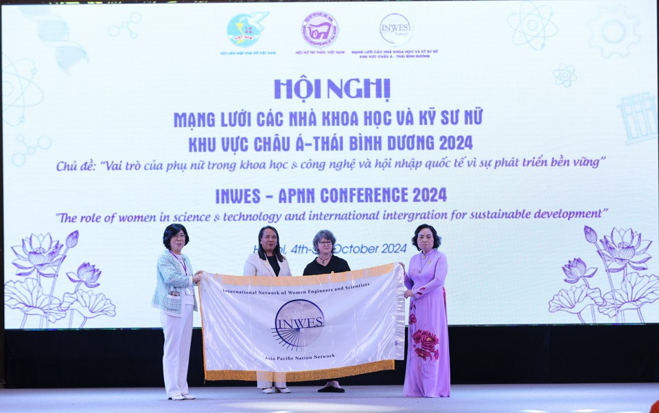 Đại biểu H&agrave;n Quốc nhận cờ đăng cai&nbsp;Hội nghị INWES-APNN 2025. Ảnh: Ho&agrave;ng To&agrave;n