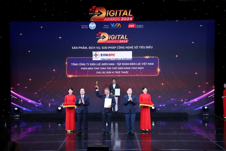 Đại diện EVNSPC nhận giải tại Lễ trao Giải thưởng Chuyển đổi số Việt Nam - Vietnam Digital Awards 2024.