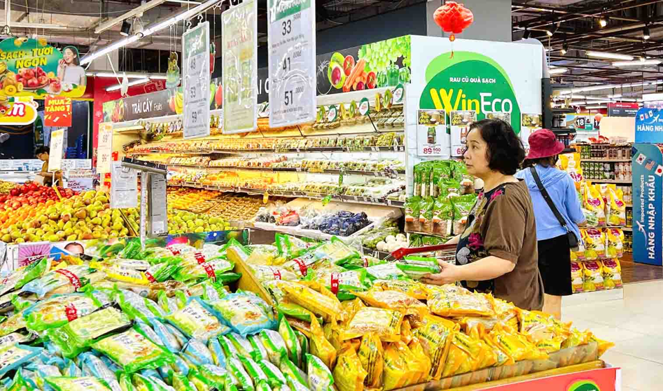 Sản phẩm giảm gi&aacute; của si&ecirc;u thị Winmart k&iacute;ch th&iacute;ch người ti&ecirc;u d&ugrave;ng mua sắm, Ảnh: Ho&agrave;i Nam