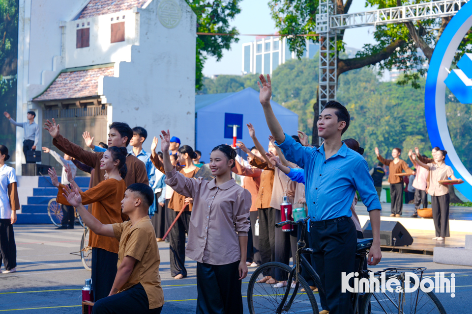 “Ngày hội Văn hóa vì hòa bình”: Mãn nhãn với đại thực cảnh “Ký ức Hà Nội” - Ảnh 6