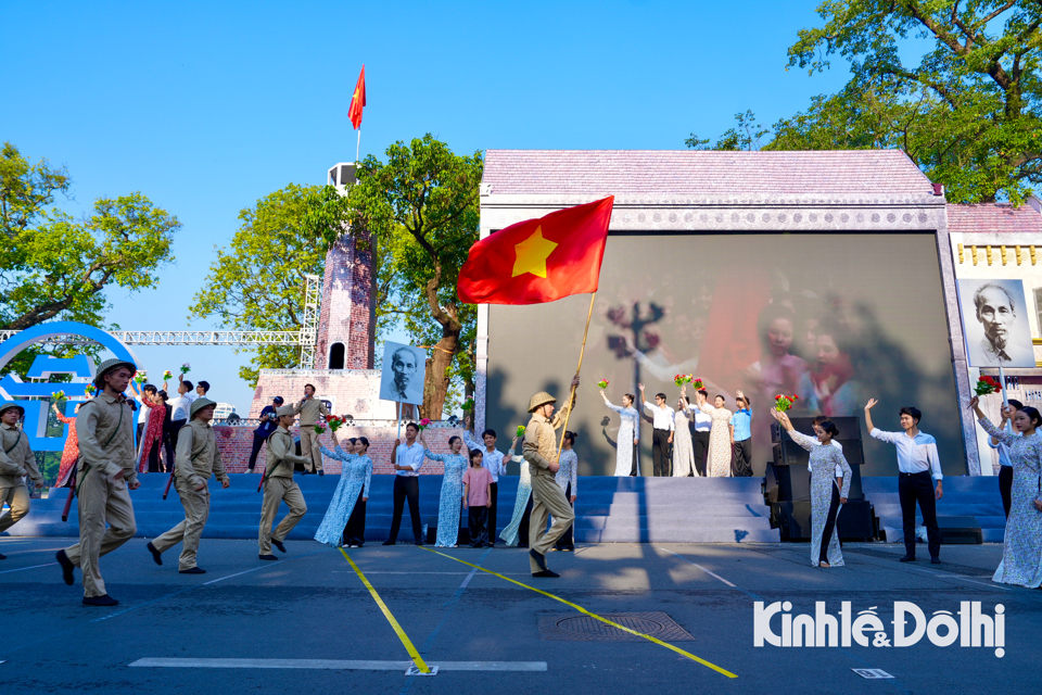 Ph&acirc;n đoạn 2 với chủ đề &ldquo;Cảm x&uacute;c th&aacute;ng Mười&rdquo;, t&aacute;i hiện khoảng thời gian 9 năm kh&aacute;ng chiến gian khổ đ&atilde; kết th&uacute;c bằng chiến thắng Điện Bi&ecirc;n Phủ huy ho&agrave;ng, lừng lẫy năm ch&acirc;u, chấn động địa cầu.