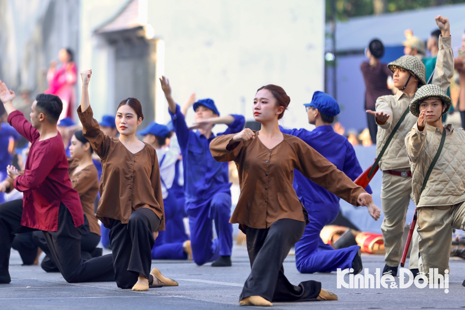 “Ngày hội Văn hóa vì hòa bình”: Mãn nhãn với đại thực cảnh “Ký ức Hà Nội” - Ảnh 4