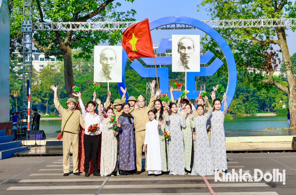 Với c&aacute;c chiến c&ocirc;ng oanh liệt đ&oacute;, thể hiện kh&iacute; ph&aacute;ch H&agrave; Nội c&agrave;ng l&agrave;m cho H&agrave; Nội xứng đ&aacute;ng với truyền thống ngh&igrave;n năm văn hiến, xứng đ&aacute;ng với niềm tin niềm tự h&agrave;o của Nh&acirc;n d&acirc;n cả nước, được bạn b&egrave; thế giới mến y&ecirc;u,&nbsp;kh&acirc;m phục H&agrave; Nội l&agrave; &ldquo;Thủ đ&ocirc; của lương tri, phẩm gi&aacute; con người&rdquo;.&nbsp;