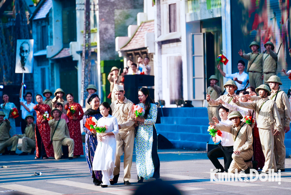 Ở ph&acirc;n đoạn 3, &ldquo;Kh&iacute; ph&aacute;ch H&agrave; Nội&rdquo; thể hiện kh&iacute; chất, sự s&aacute;ng tạo của của người H&agrave; Nội trong c&ocirc;ng cuộc x&acirc;y dựng, ph&aacute;t triển Thủ đ&ocirc;.