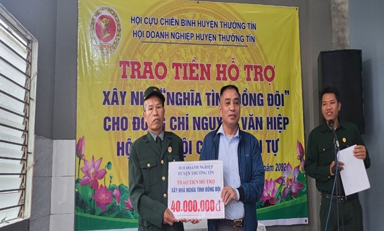 Mỗi năm Hội doanh nghiệp huyện Thường T&iacute;n đều đ&oacute;ng g&oacute;p c&ocirc;ng sức, t&agrave;i ch&iacute;nh hỗ trợ c&aacute;c gia đ&igrave;nh ch&iacute;nh s&aacute;ch, kh&oacute; khăn tr&ecirc;n địa b&agrave;n huyện x&acirc;y mới, sửa chữa nh&agrave; ở