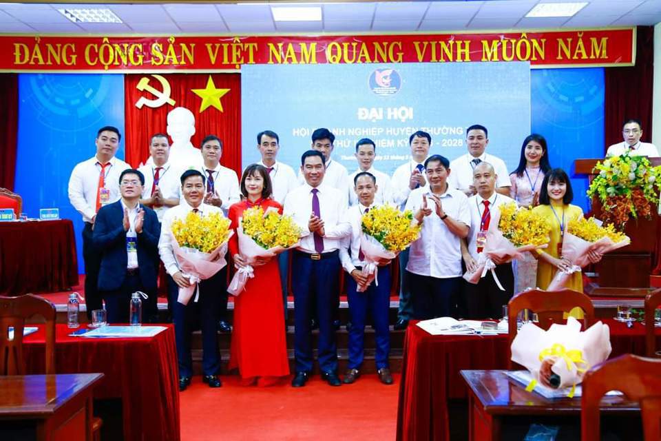 Ban Chấp h&agrave;nh Hội Doanh nghiệp huyện Thường T&iacute;n kh&oacute;a II, nhiệm kỳ 2023 - 2028 ra mắt đại hội.