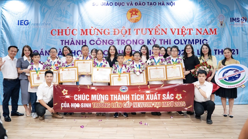 L&atilde;nh đạo v&agrave; thầy c&ocirc; Trường Newton ch&uacute;c mừng đo&agrave;n học sinh chiến thắng trở về từ kỳ thi IMSO 2024&nbsp;